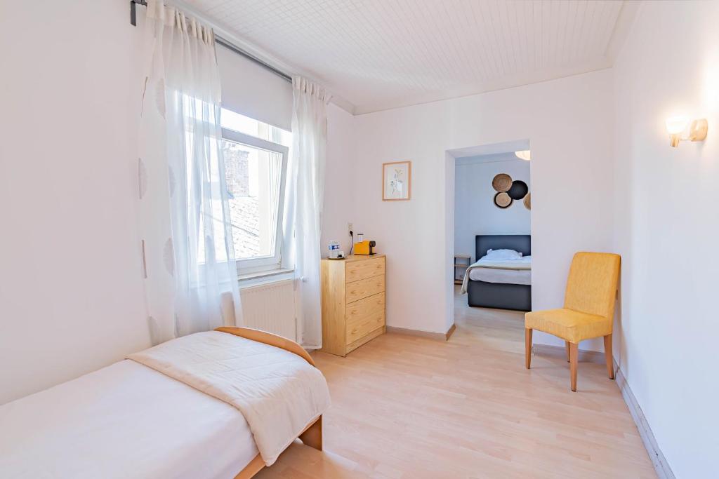 Postel nebo postele na pokoji v ubytování Hôtel Le Petit Poète