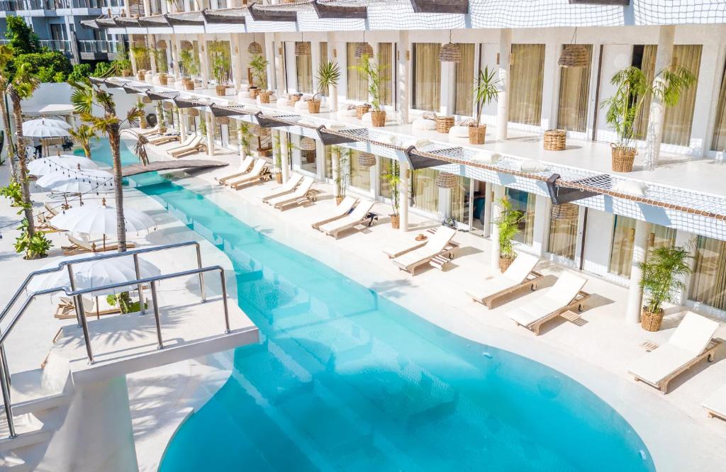 坎古的住宿－蒼古綠色房間酒店，享有酒店游泳池的顶部景致,设有躺椅