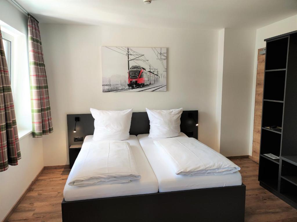 Postel nebo postele na pokoji v ubytování Hotel Am Gleis 1