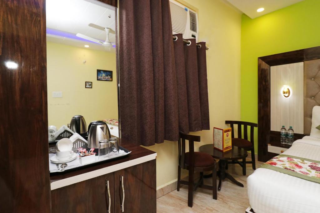 Postel nebo postele na pokoji v ubytování Airport Hotel Shivaka Inn