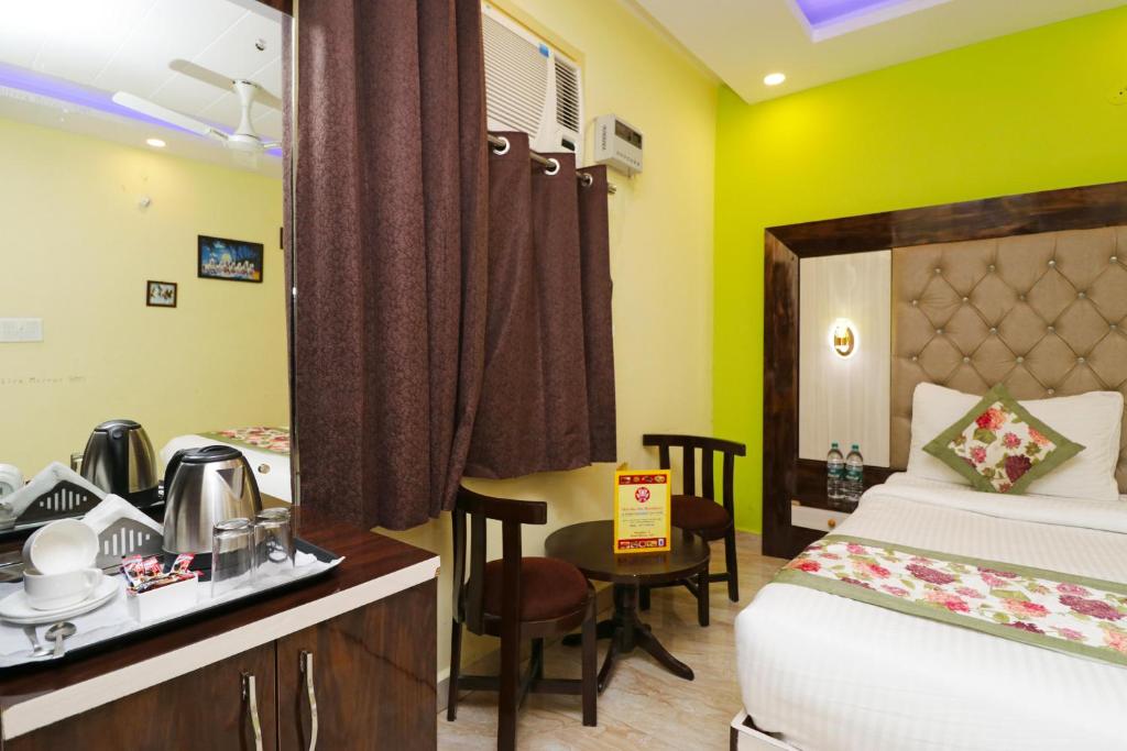 Postel nebo postele na pokoji v ubytování Airport Hotel Shivaka Inn