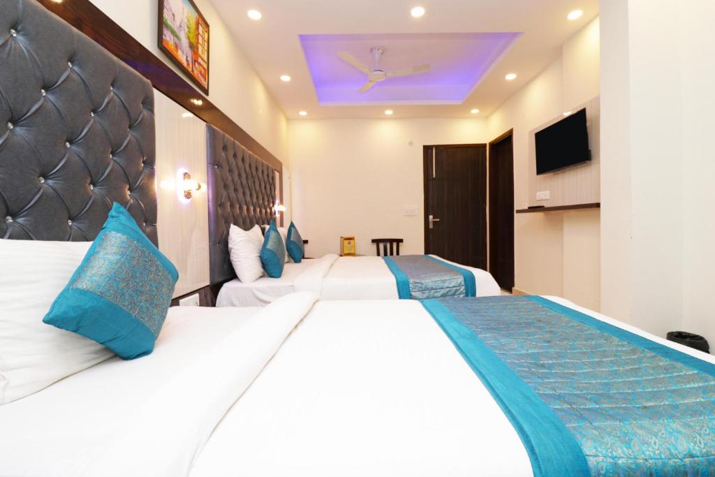 Postel nebo postele na pokoji v ubytování Airport Hotel Shivaka Inn