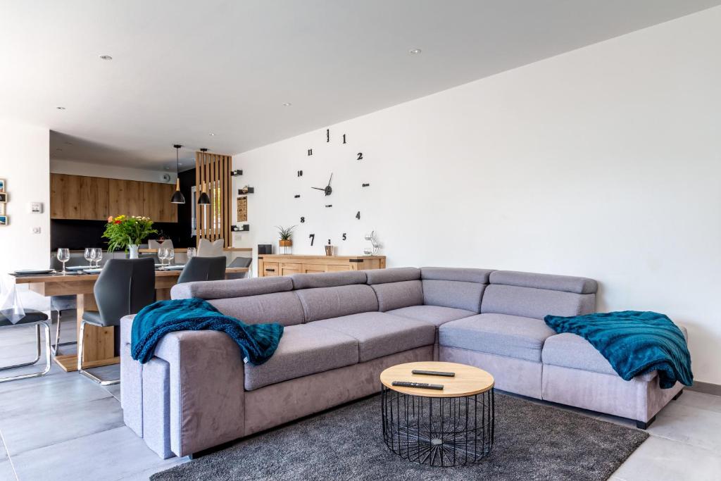 - un salon avec un canapé et une table dans l'établissement La Villa d'Ezer - Maison contemporaine 4-6 pers, à Loctudy