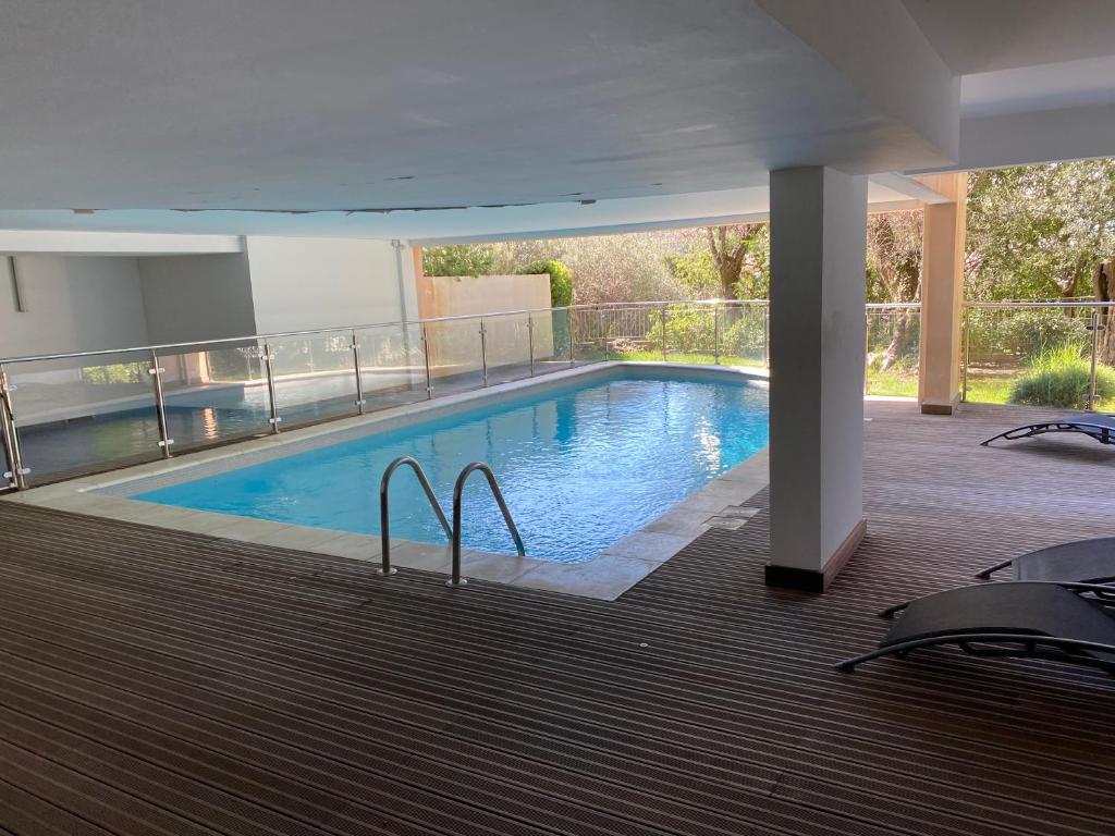 Bazén v ubytovaní Grand 3 pièces avec terrasse vue mer tout confort alebo v jeho blízkosti