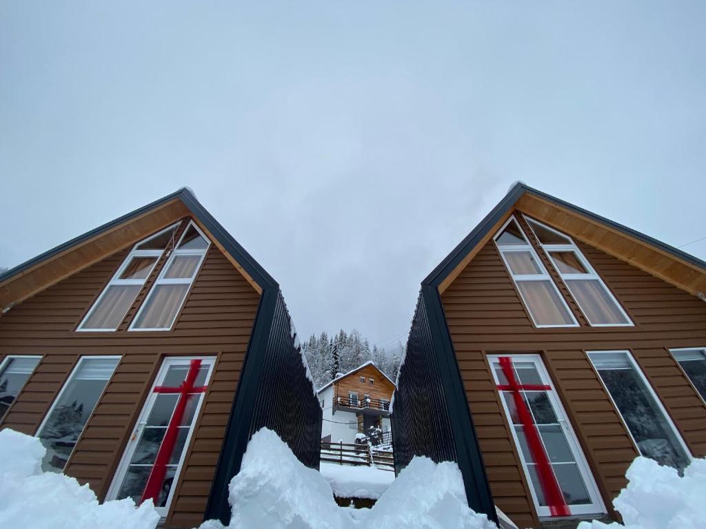 ein Holzhaus mit Schnee drum herum in der Unterkunft Villa in Rugove, Kosovo in Lekaj