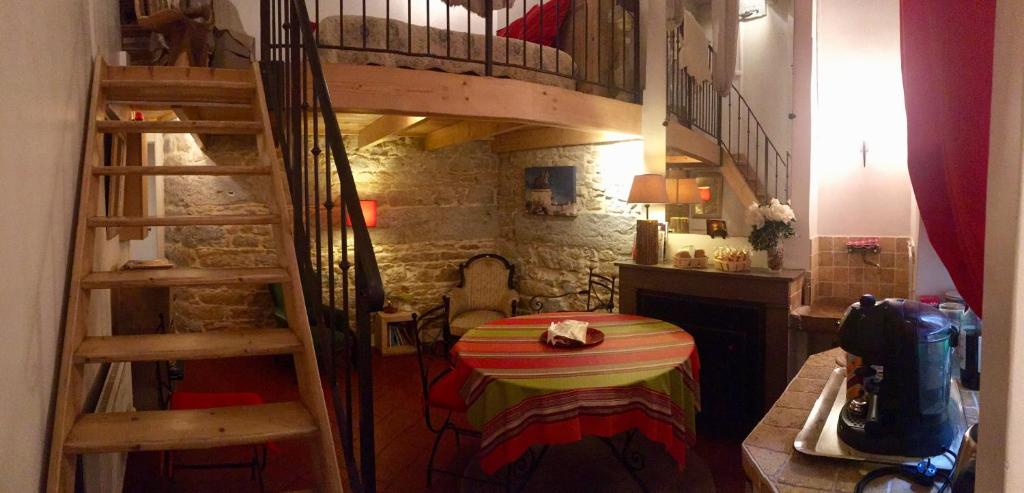 Habitación con mesa y escalera de caracol. en Les Allées de Bellecour, en Lyon