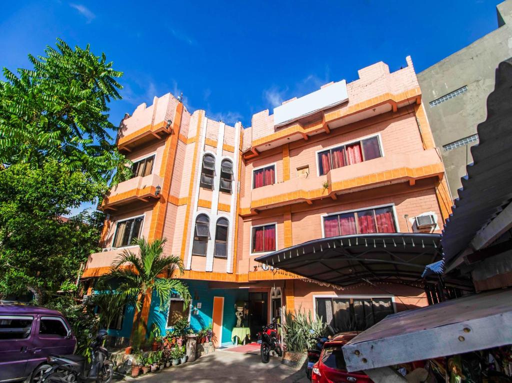 um edifício com um carro estacionado em frente em OYO 749 La Maria Pension And Tourist Inn Hotel em Cebu