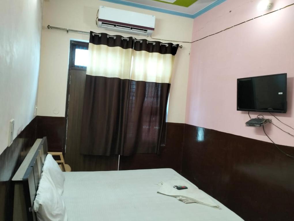 Et tv og/eller underholdning på Suresh Guest House & Hotel By WB Inn