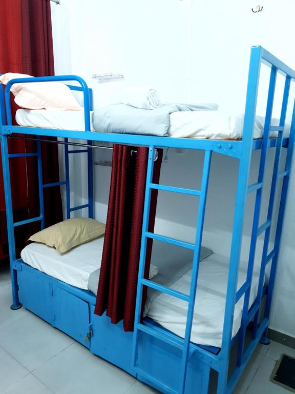 niebieskie łóżko piętrowe z 2 łóżkami piętrowymi w pokoju w obiekcie Chez Prabha Homestay w mieście Puducherry