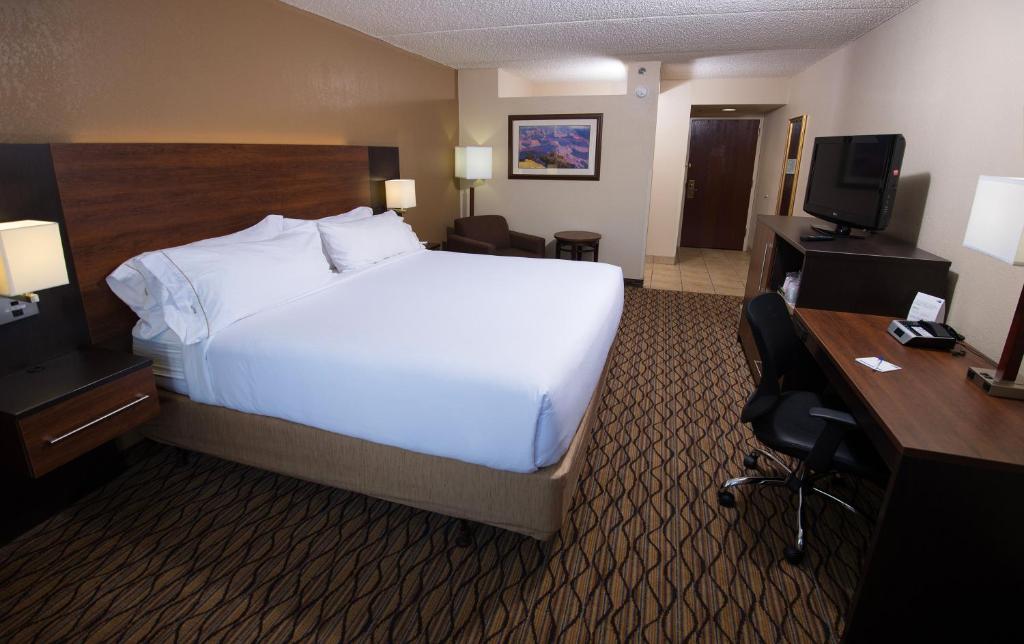 um quarto de hotel com uma cama grande e uma secretária em Holiday Inn Express & Suites Grand Canyon, an IHG Hotel em Tusayan