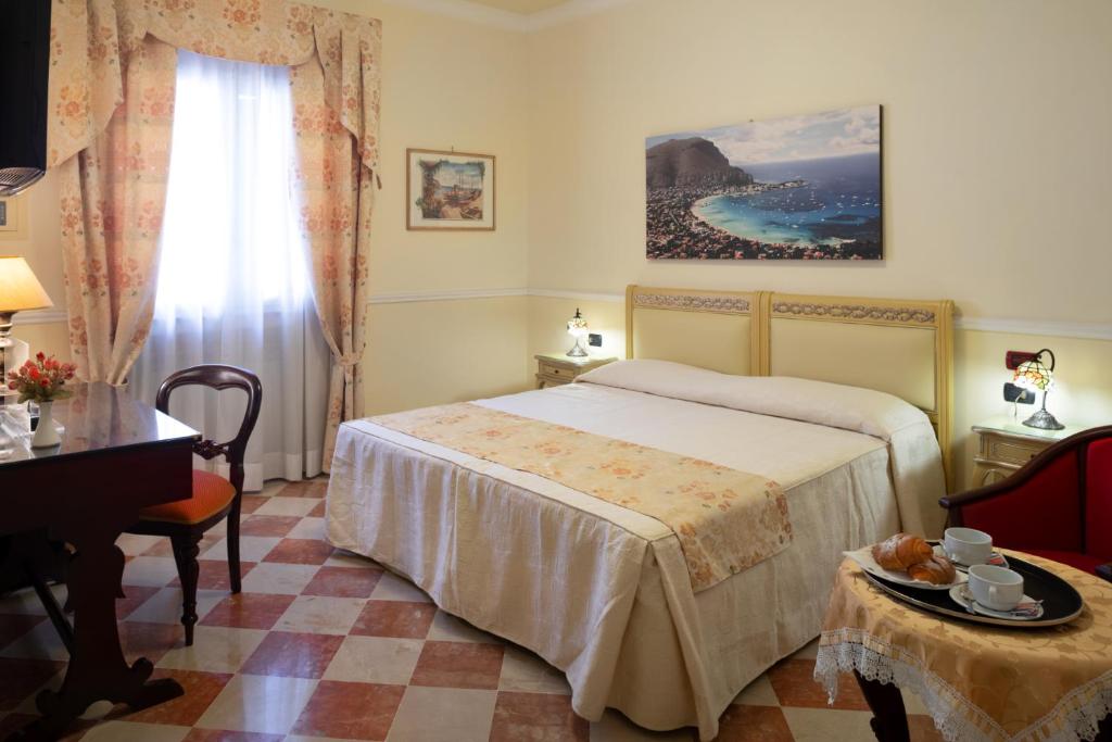 Postel nebo postele na pokoji v ubytování Hotel Trinacria