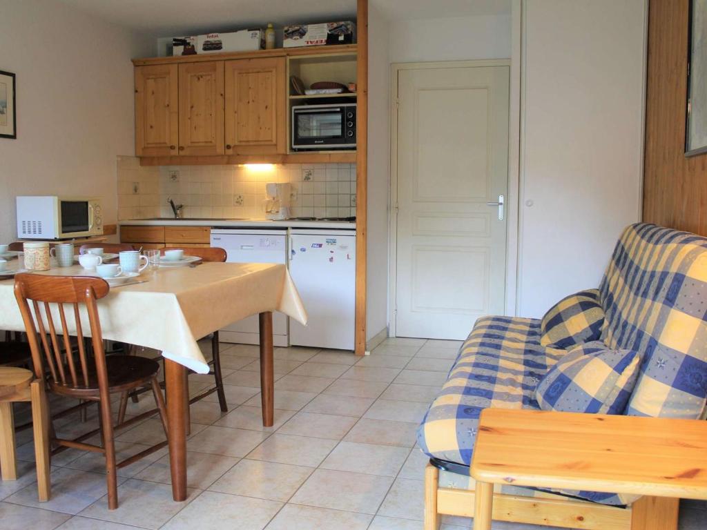une cuisine et un salon avec une table et un canapé dans l'établissement Appartement cosy 6 pers à 100m des pistes - Vars Les Claux - FR-1-330B-74, à Vars