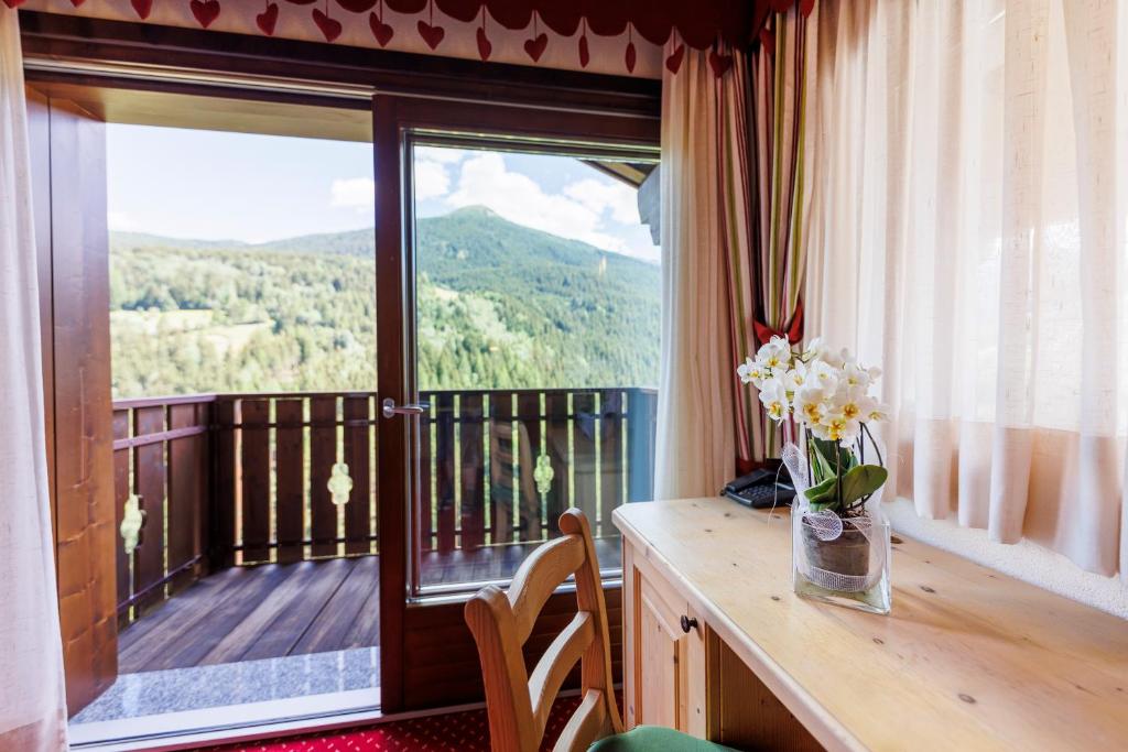 Nespecifikovaný výhled na hory nebo výhled na hory při pohledu z hotelu