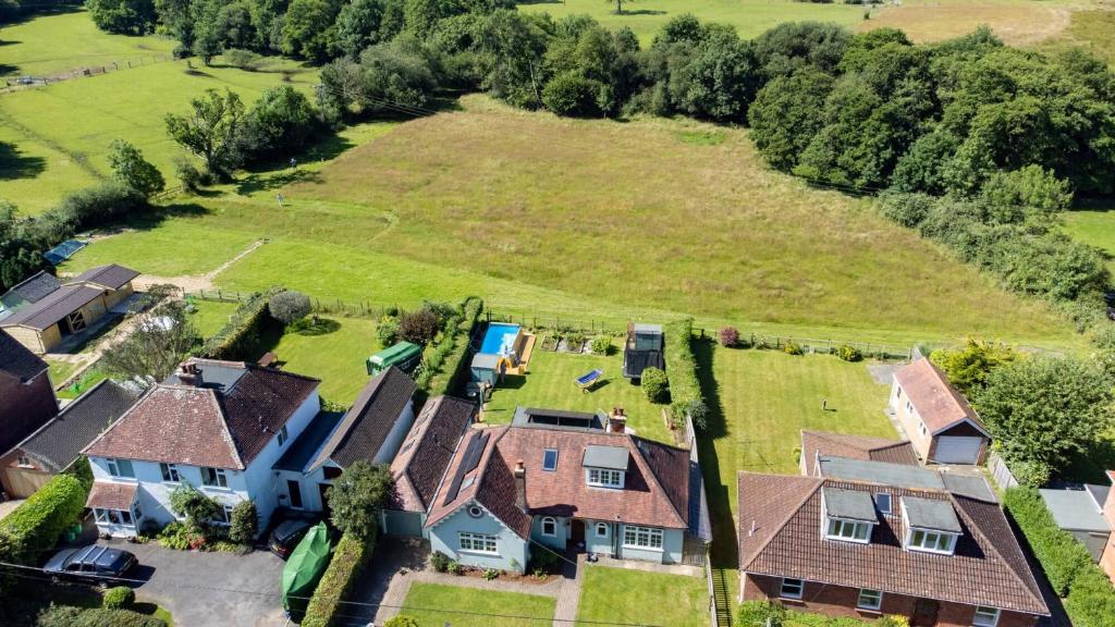een luchtzicht op een groot landgoed met huizen bij Heather Cottage in Brockenhurst