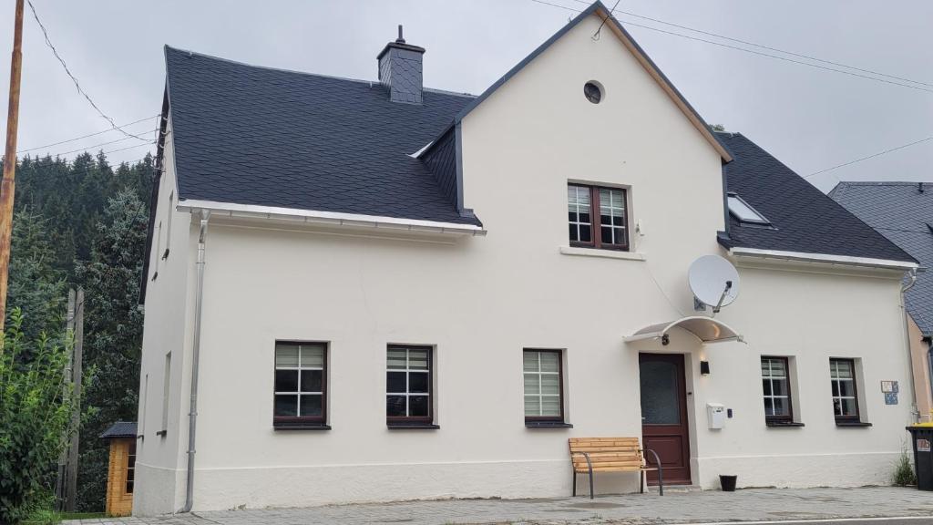 Rauschenbach的住宿－Haus Rauschenbach，黑色屋顶的白色房子