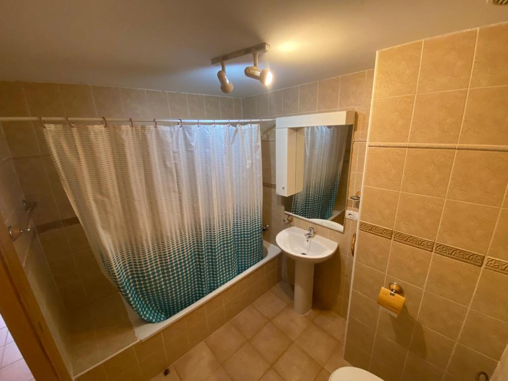 A bathroom at Adosados Palm Beach Altamar