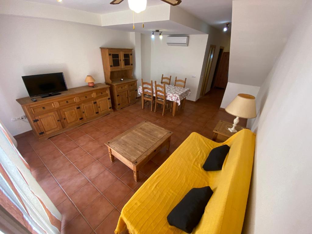 A television and/or entertainment centre at Adosados Palm Beach Altamar