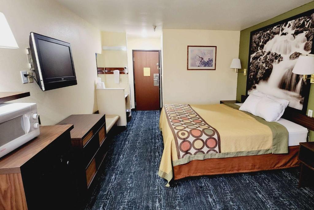 Postel nebo postele na pokoji v ubytování Super 8 by Wyndham Rawlins Wyoming