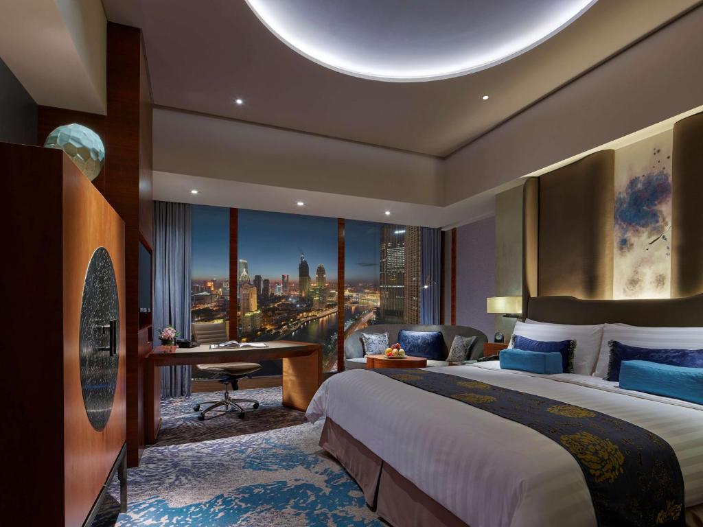 Postel nebo postele na pokoji v ubytování Shangri-La Tianjin