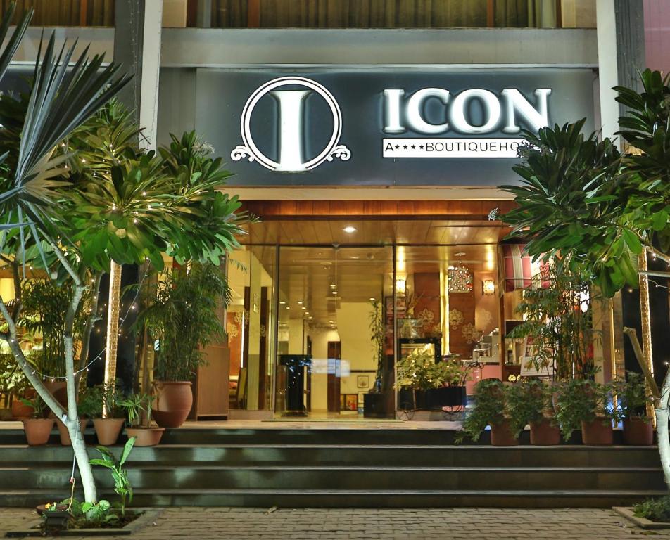 un front de magasin avec des plantes devant lui dans l'établissement Hotel Icon, à Chandigarh