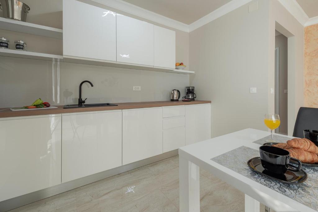 Kuchyň nebo kuchyňský kout v ubytování Apartman MaKris No3