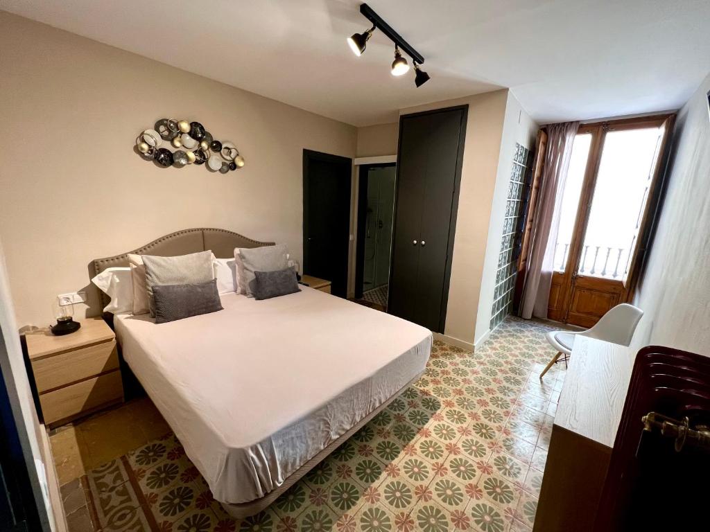 ein Schlafzimmer mit einem großen weißen Bett in einem Zimmer in der Unterkunft Hostal La Canonja in Tremp