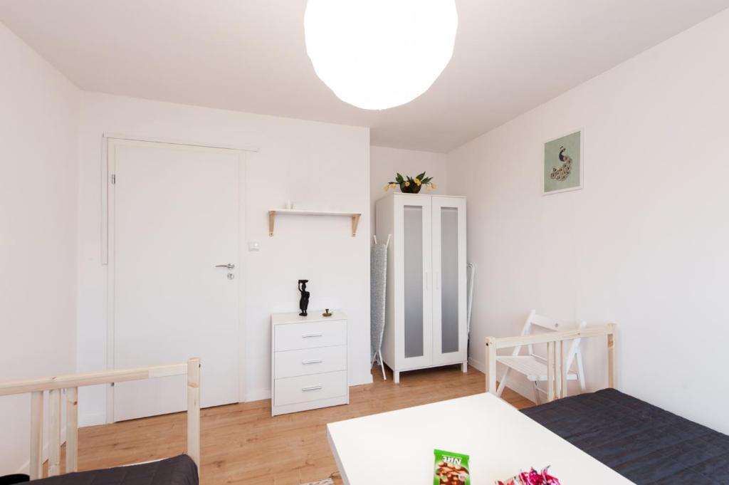 Kuchyňa alebo kuchynka v ubytovaní ROOM, Kochanowskiego 32