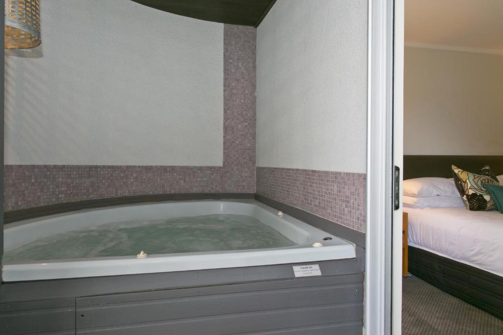 
Suite with Private Hot Tub
