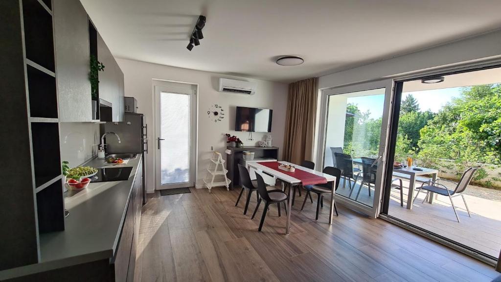 Kuchyň nebo kuchyňský kout v ubytování Vila Primorka Apartmani Oleander