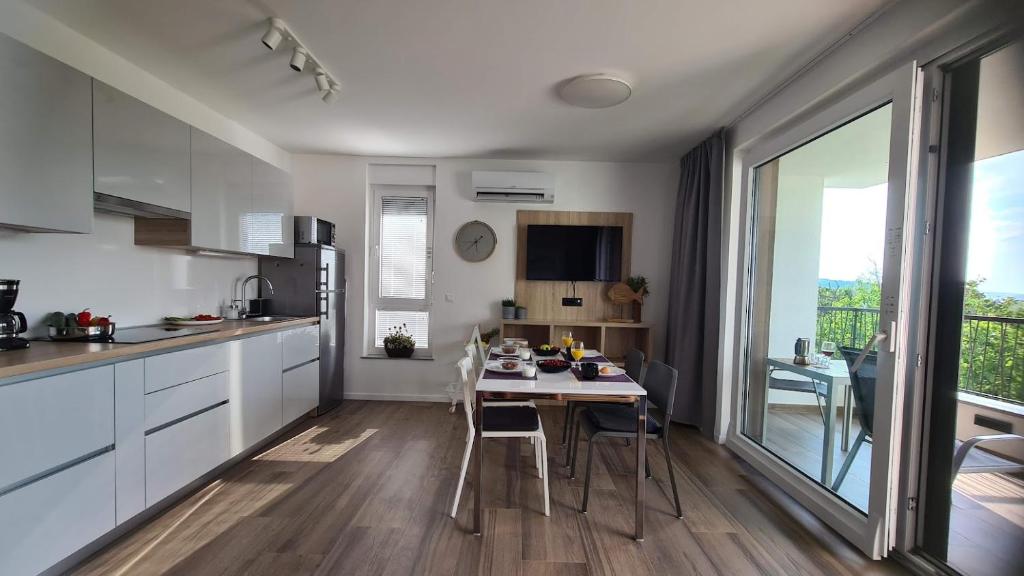 Kuchyň nebo kuchyňský kout v ubytování Vila Primorka Apartmani Oleander