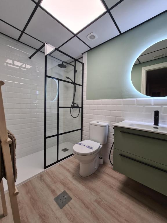 a bathroom with a toilet and a sink and a shower at Dos Torres Los Arcos 3 - Plaza de Parking Incluida in Zaragoza