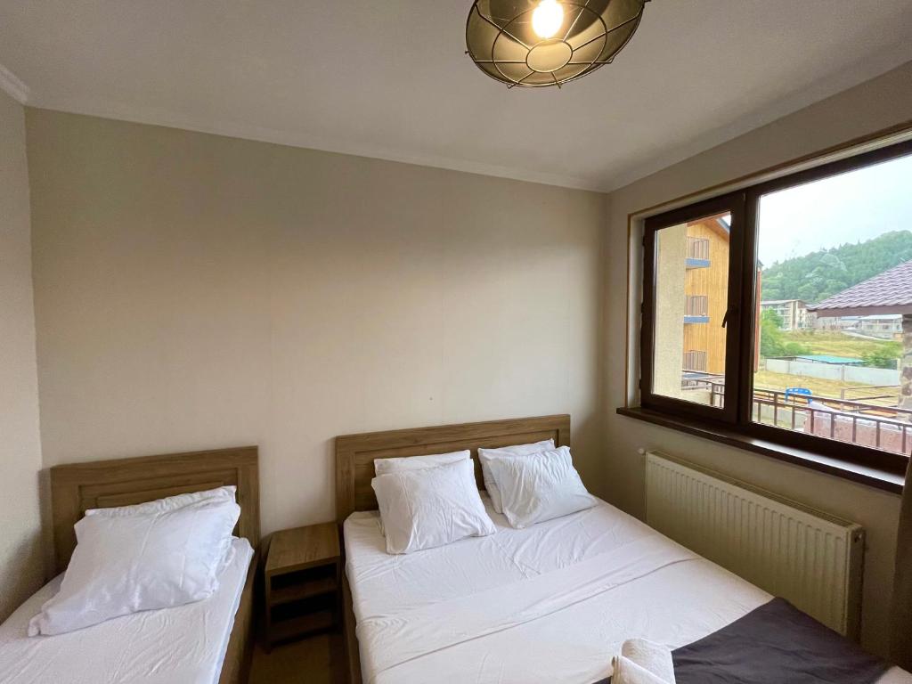 Ένα ή περισσότερα κρεβάτια σε δωμάτιο στο Stay Active Cottage Bakuriani