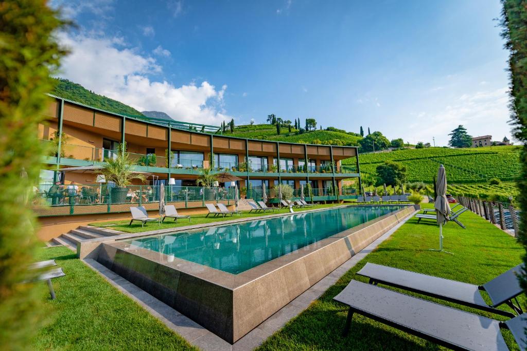 - une vue sur l'extérieur d'un complexe avec une piscine dans l'établissement VILLA NAJ, à Termeno