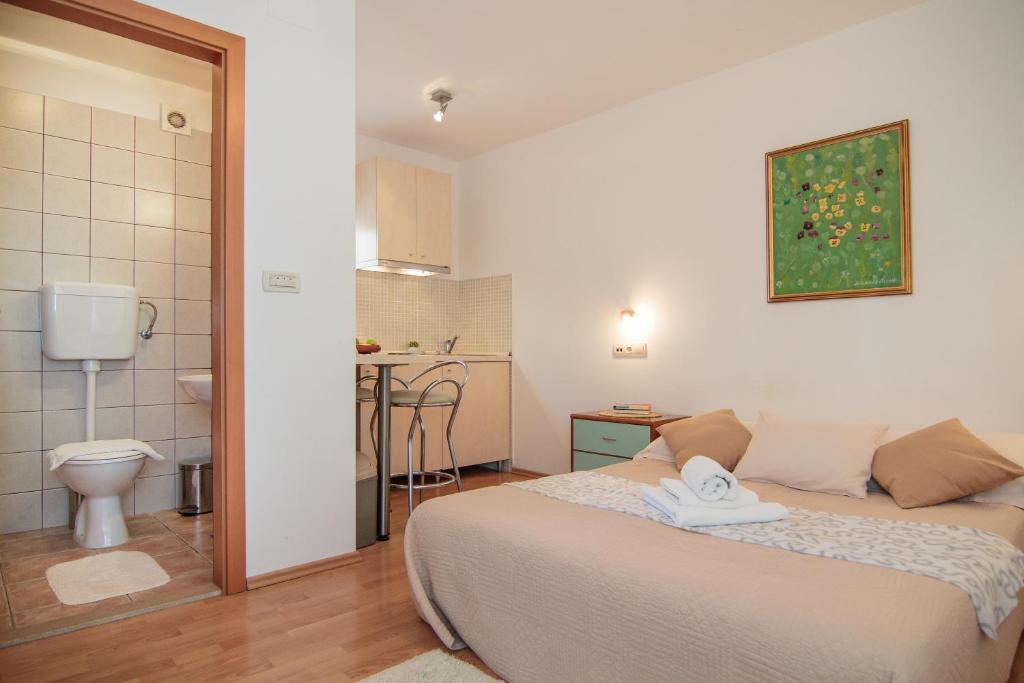 Split Inn Apartments - Studio (1 Adult) - Palmina Street