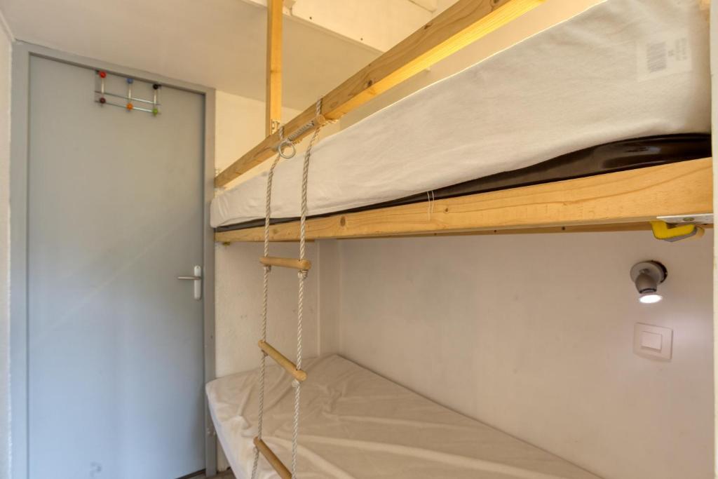 a room with two bunk beds and a door at Soyouz-Vanguard 10 in Villarembert