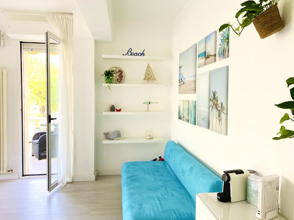 リミニにあるSplendido appartamento sul mareのリビングルーム(青いソファ、鏡付)