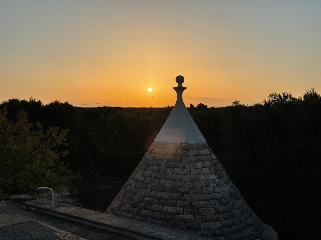 Sonnenuntergang auf dem Dach eines Gebäudes mit Sonnenuntergang in der Unterkunft Trullo Bubamare in San Michele Salentino