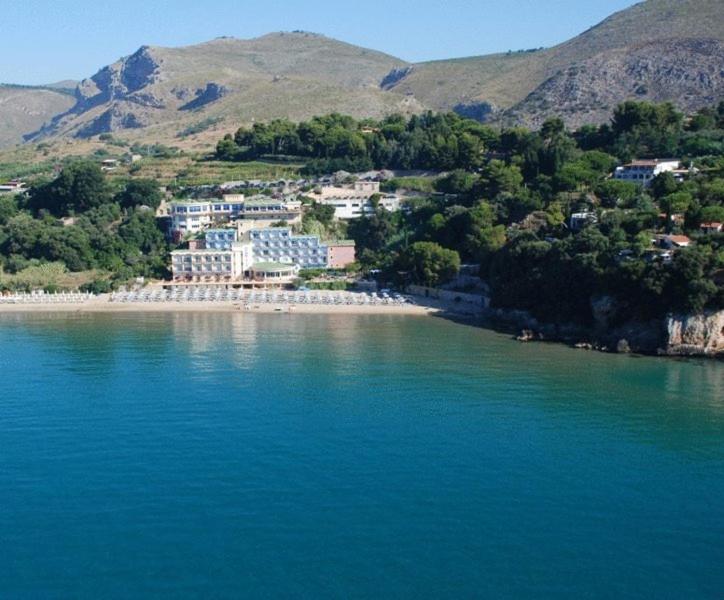 a beach with a resort in the middle of the water w obiekcie Summit Hotel w mieście Gaeta