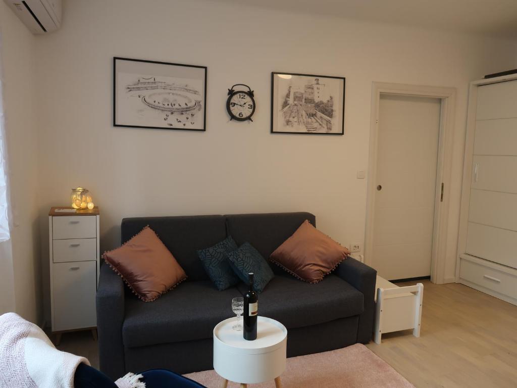 uma sala de estar com um sofá e uma mesa em Runa em Zagreb