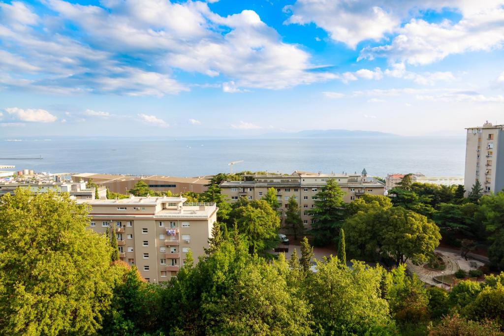 miasto z budynkami i oceanem w tle w obiekcie APARTMENT ANNA w mieście Rijeka