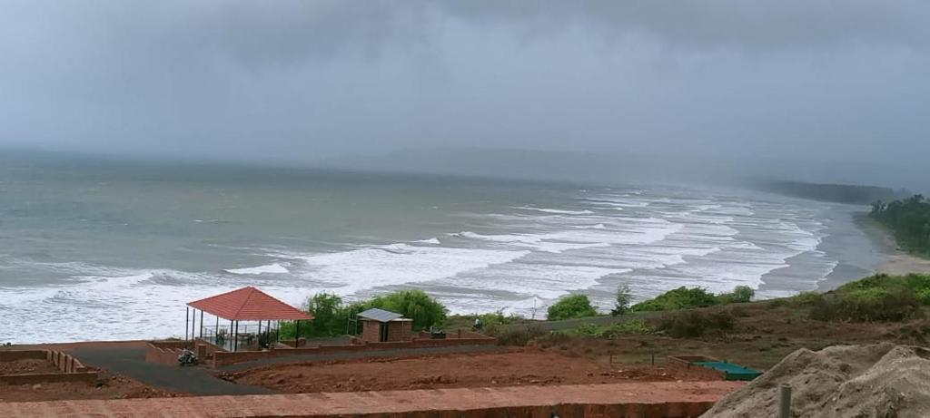 vistas al océano desde una colina en Paradise Point, en Ratnagiri