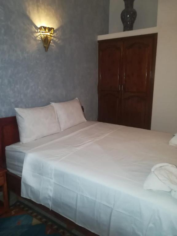 Postel nebo postele na pokoji v ubytování Riad Ouinz