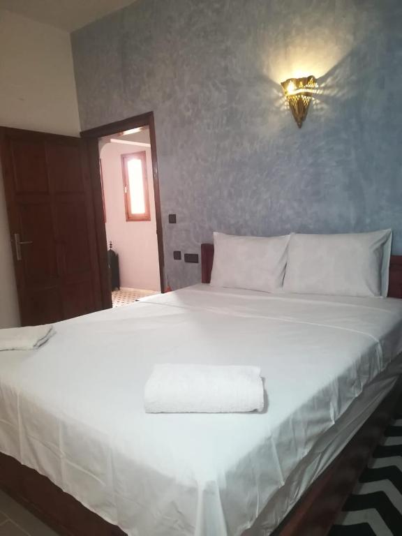 Postel nebo postele na pokoji v ubytování Riad Ouinz
