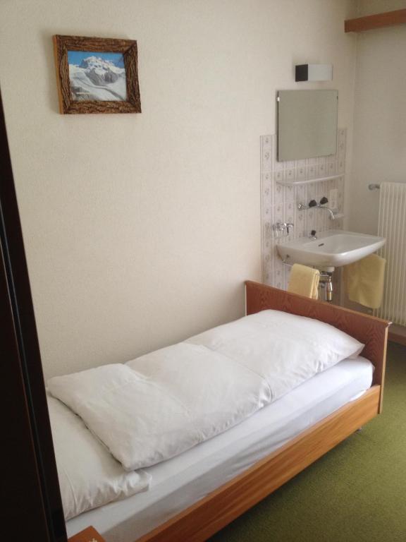 Postel nebo postele na pokoji v ubytování Hotel Adler