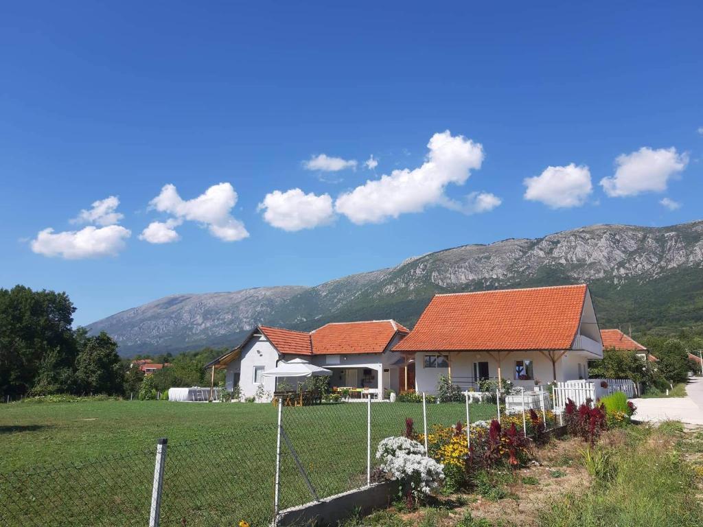 Nespecifikovaný výhled na hory nebo výhled na hory při pohledu z apartmánu