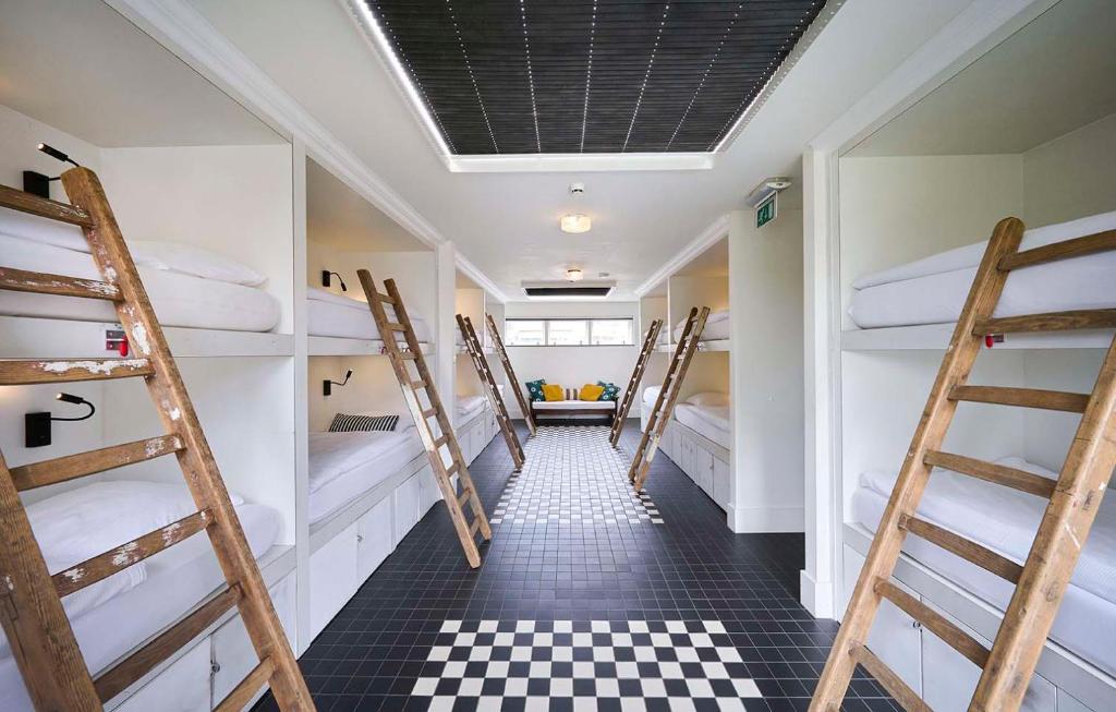 Hello I'm Local - EAT, DRINK, SLEEP