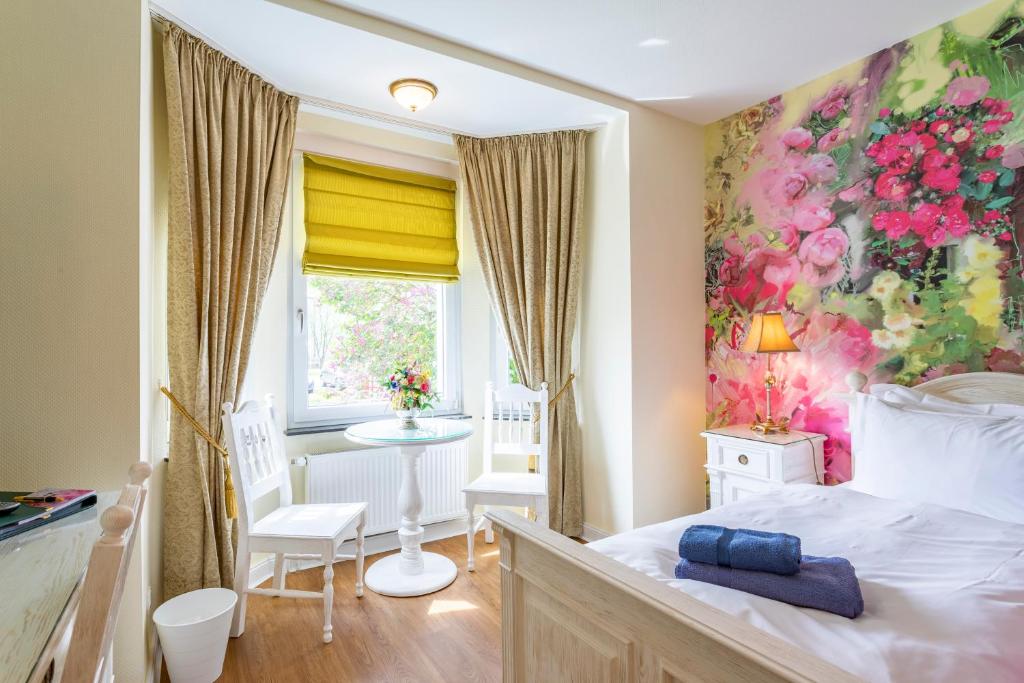 The Little Britain Inn Themed Hotel One of a Kind In Europe - Chambre Britannique