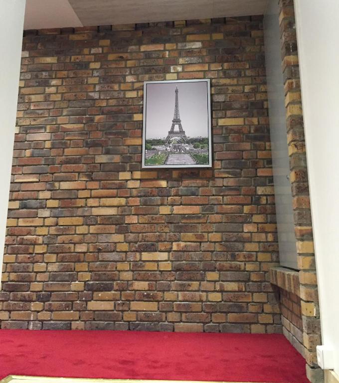 un mur en briques avec une photo de la tour eiffel dans l'établissement Tour Eiffel Grenelle, à Paris
