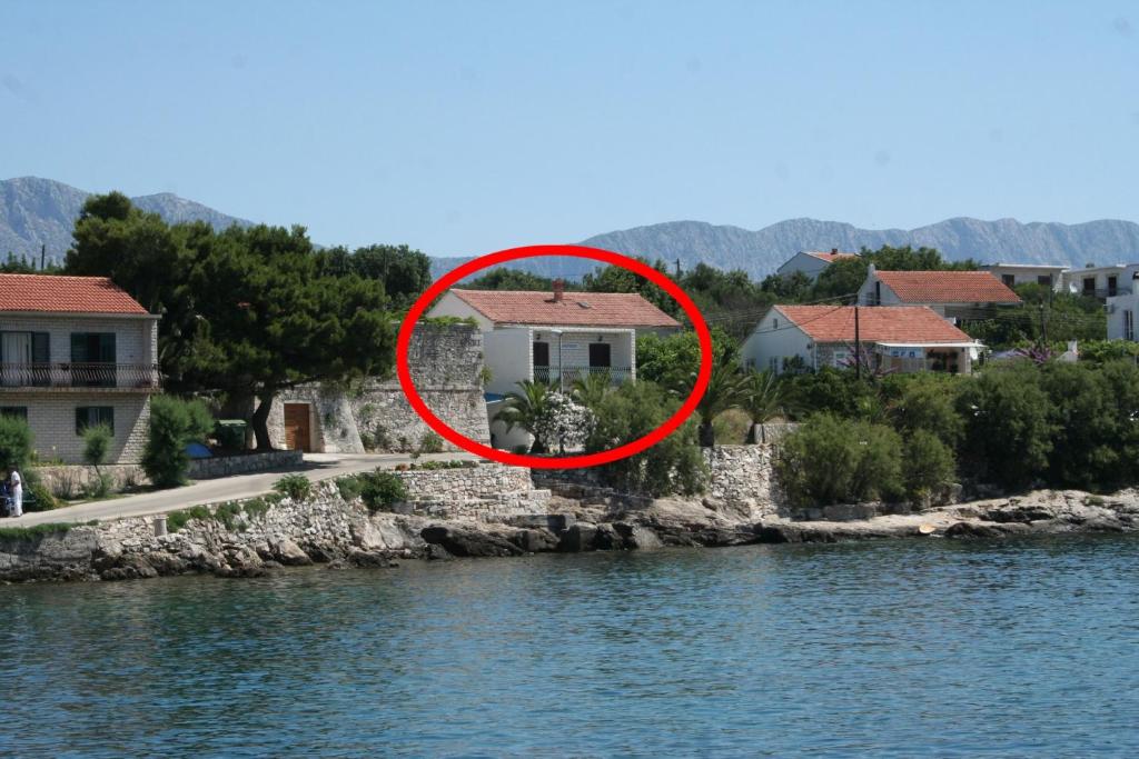 ein Haus mitten im Wasser mit einem roten Kreis in der Unterkunft Apartments by the sea Sucuraj, Hvar - 136 in Sućuraj