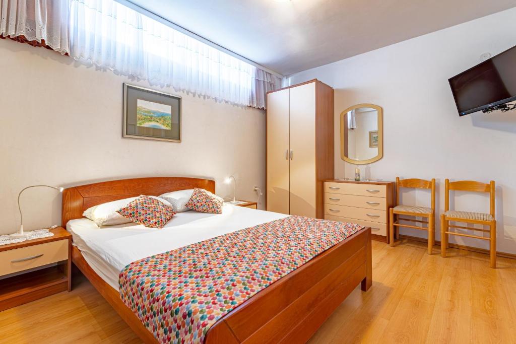 Posteľ alebo postele v izbe v ubytovaní Apartments with parking spaces Jelsa, Hvar - 134